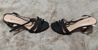Zapatos de tacón negros brillantes marca de Italia