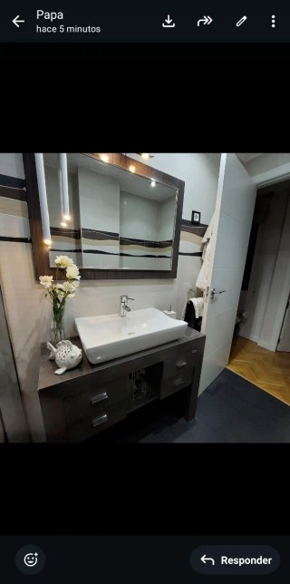 Mueble de baño 1m x 40cm con lavabo y espejo.