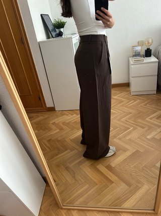 Pantalón marrón rayas finas