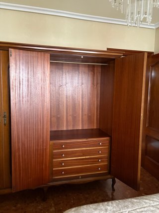 Armario de madera clasico para restaurar