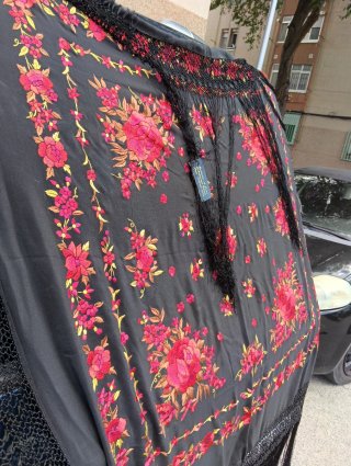 Mantón de Manila bordado flores