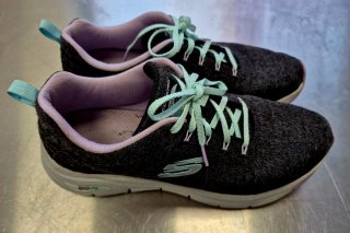 Zapatillas Skechers Negras y Moradas
