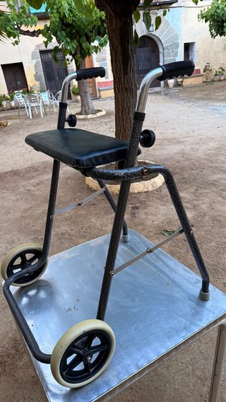 Andador con asiento y ruedas