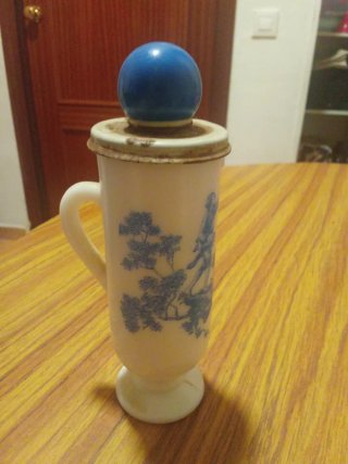 Jarra de gel azul y blanco