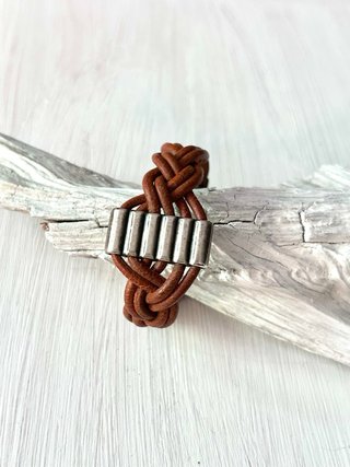 Pulsera de cuero trenzado con cierre plateado