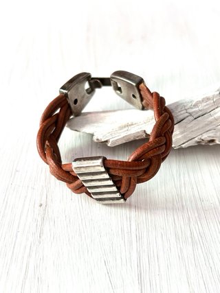 Pulsera de cuero trenzado con cierre plateado