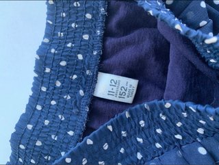 Falda azul marino con lunares blancos