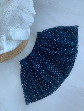 Falda azul marino con lunares blancos