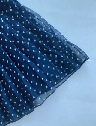 Falda azul marino con lunares blancos