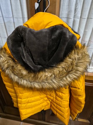 Chaqueta de plumas mostaza