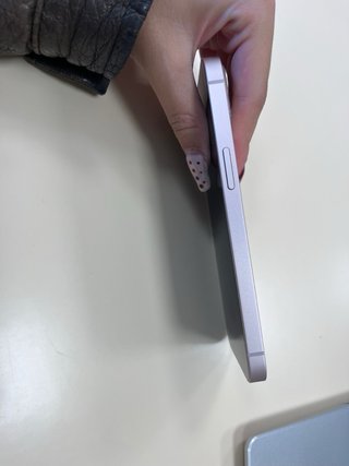 iPhone 13 Rosa 128GB con fundas y cable cargador