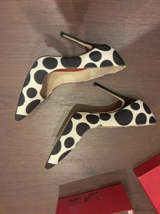 Zapatos de tacón con lunares