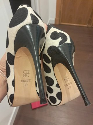 Zapatos de tacón con lunares