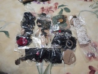 Lote de gargantillas, broches y adornos de muñeca