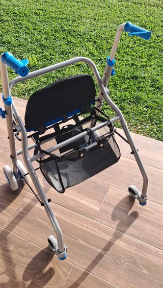 Andador adulto con asiento y bolso