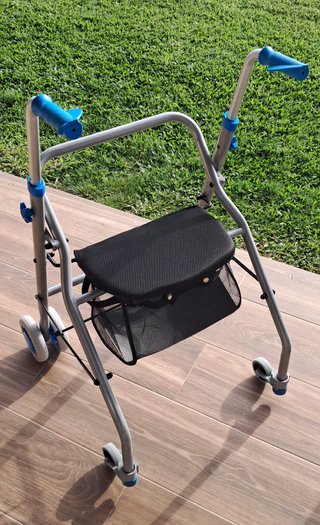 Andador adulto con asiento y bolso