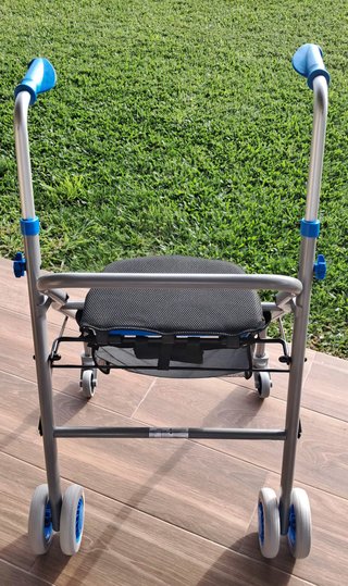Andador adulto con asiento y bolso