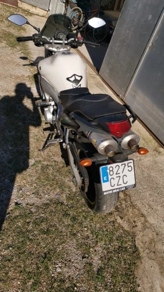Yamaha FZ6 Naked Blanca y Negra