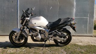 Yamaha FZ6 Naked Blanca y Negra