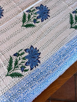 Colcha artesanal blockprint azul y blanco