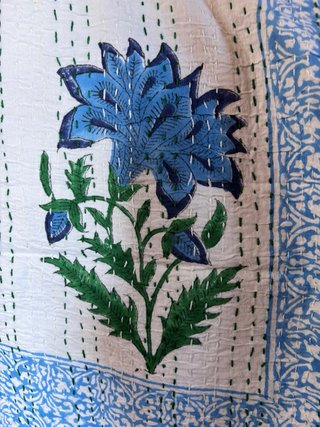 Colcha artesanal blockprint azul y blanco
