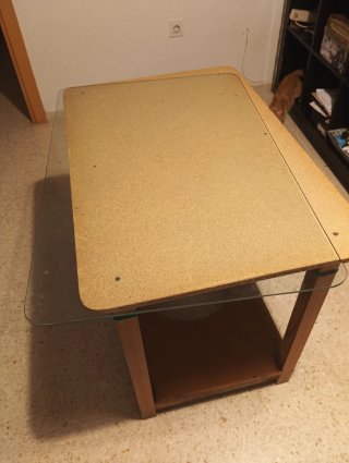 Mesa de camilla de madera y corcho