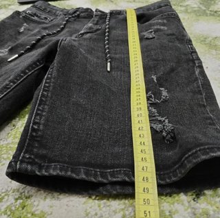 Pantalones vaqueros cortos rotos