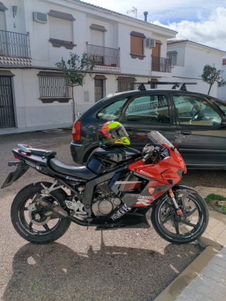 Hyosung GTR 125 - Moto Deportiva Negra y Roja