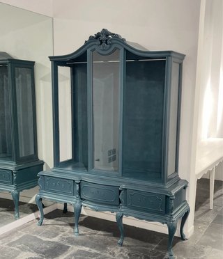 Vitrina antigua madera y cristal pintada en azul