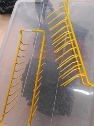 Pareja Sujeta Platos Amarillos Ikea