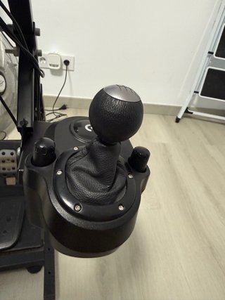 Volante logitechg29 con base incluida,muy poco uso
