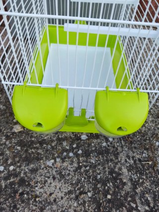 Jaula para pájaros blanca y verde
