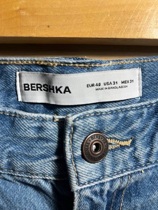 Pantalón azul vaquero de la marca Bershka