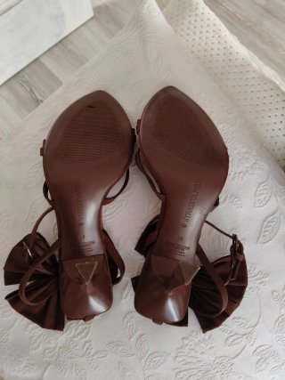 Sandalias de tacón con lazo marrón