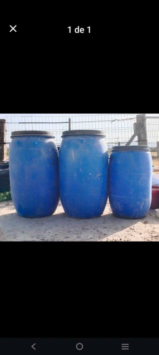 Bidones azules de plástico
