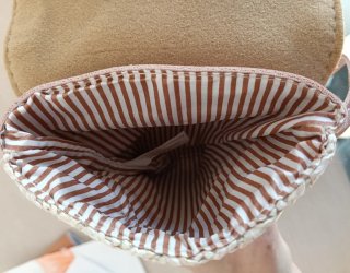 Bolso para móvil tejido beige y rosa