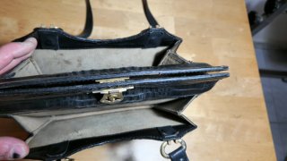 Bolso piel cocodrilo negro vintage rígido cuero