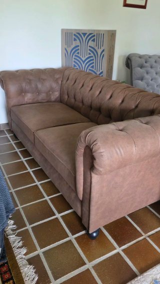 Sillón reclinable marrón y sofa