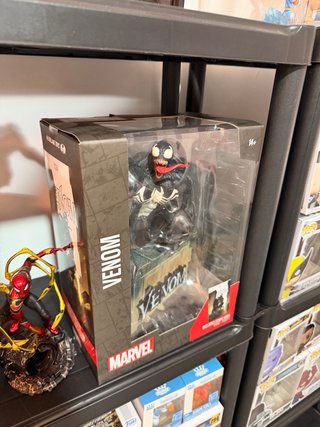 Figura Venom Marvel 14+ con Cómic