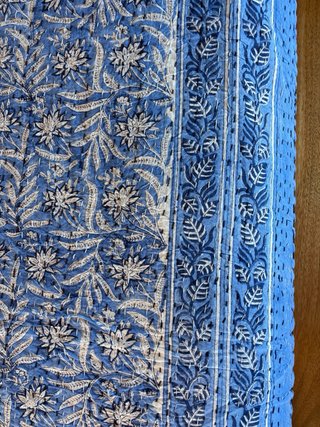 Colcha artesanal blockprint azul
