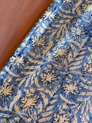 Colcha artesanal blockprint azul