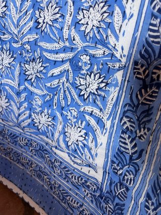 Colcha artesanal blockprint azul