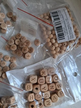 Cuentas de madera con letras