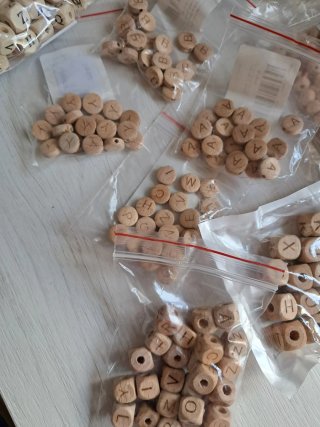 Cuentas de madera con letras