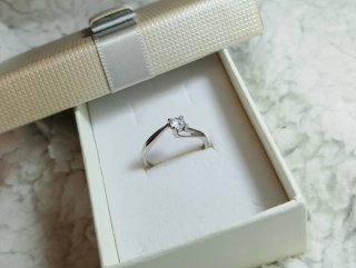 Anello solitario con brillante