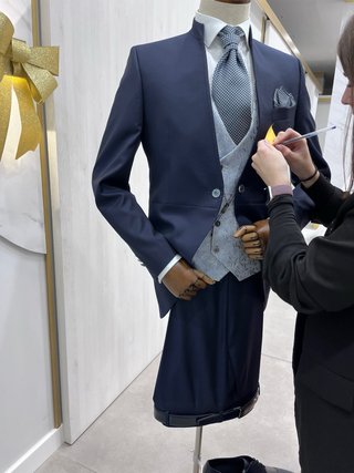 Traje de boda azul y plateado