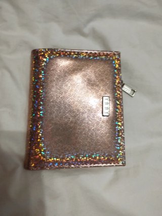 Cartera rosa brillante con cremallera
