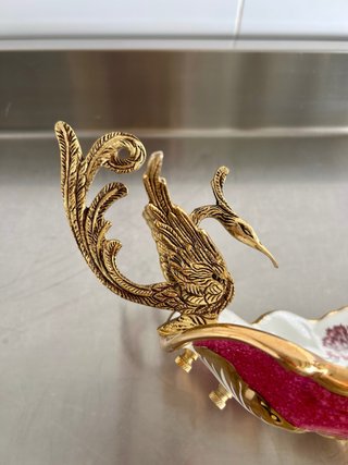 Centro de mesa dorado y rojo con cisnes