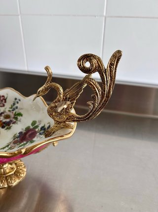 Centro de mesa dorado y rojo con cisnes