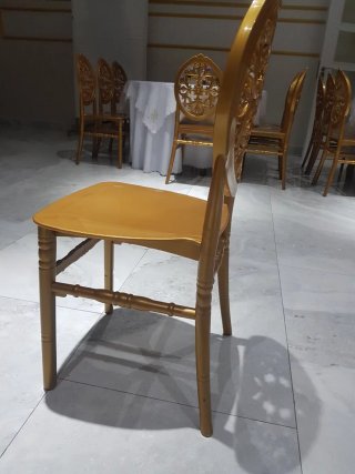 Sillas doradas.